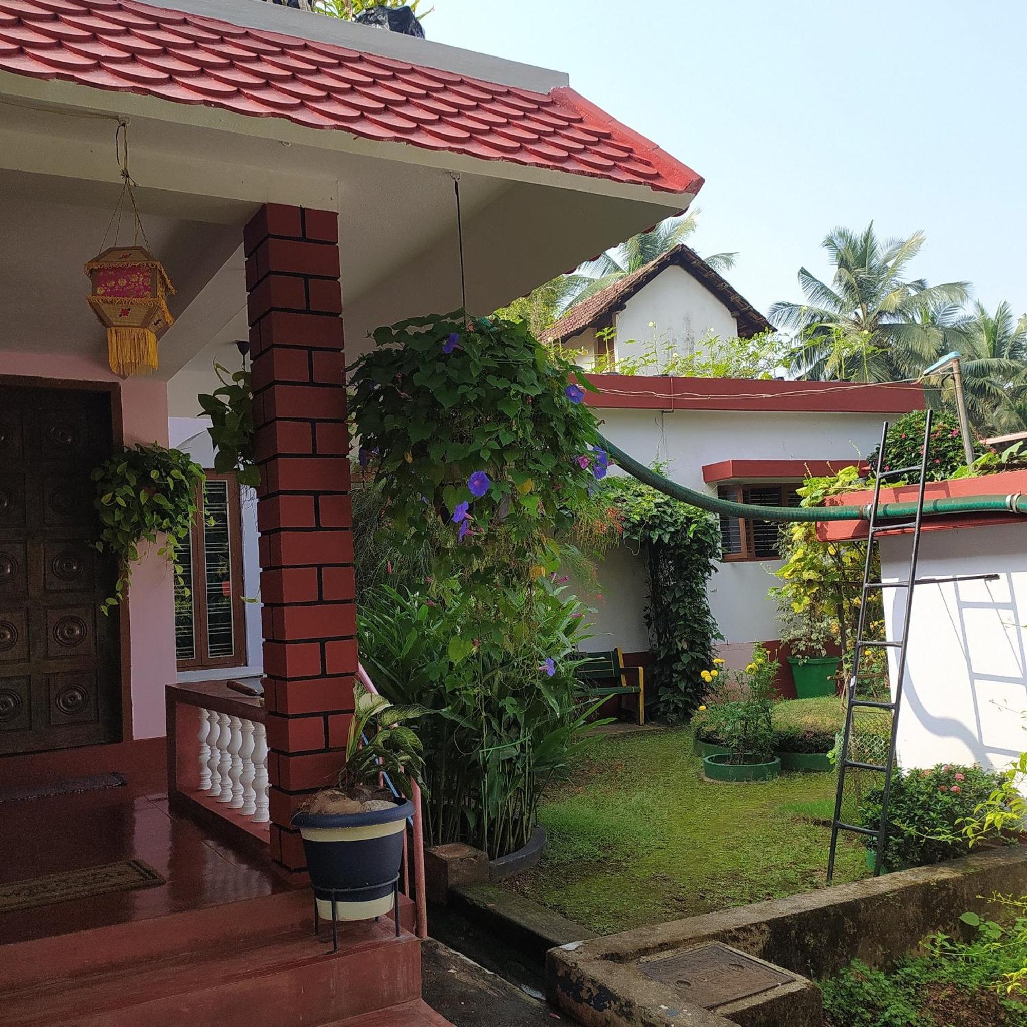 Runnin Airport - Homestay Gurpur Exteriör bild